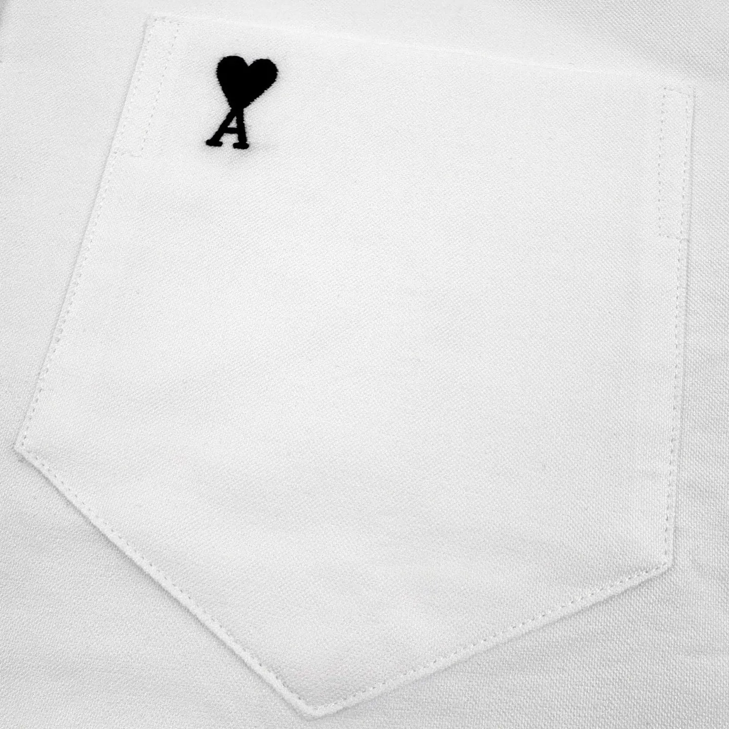 Ami Paris Love Pocket Embroidered Short Sleeve Shirt (White) Purchased for , the fabric is made of customized high-density Oxford spinning. Tight and smooth, comfortable and close to the skin. A touch of simple white. Pure and elegant. Black silk thread dances on the chest with love embroidery. It is low-key and powerful. It uses the pocket as the boundary to hide the French romance. It is the ultimate simplification of color. It uses the ultimate restraint to interpret an effortless sense of luxury. It uses imported machine embroidery technology. Using advanced computer control systems and precision mechanical components, Ami's love embroidery work is realized with high precision. The lines are smooth and delicate, and the fabrics have been washed. It has a better hand feel and texture, is not easy to deform, is not easy to shrink, is not easy to fade, and maintains long-term beauty. Size:37-38-39-40